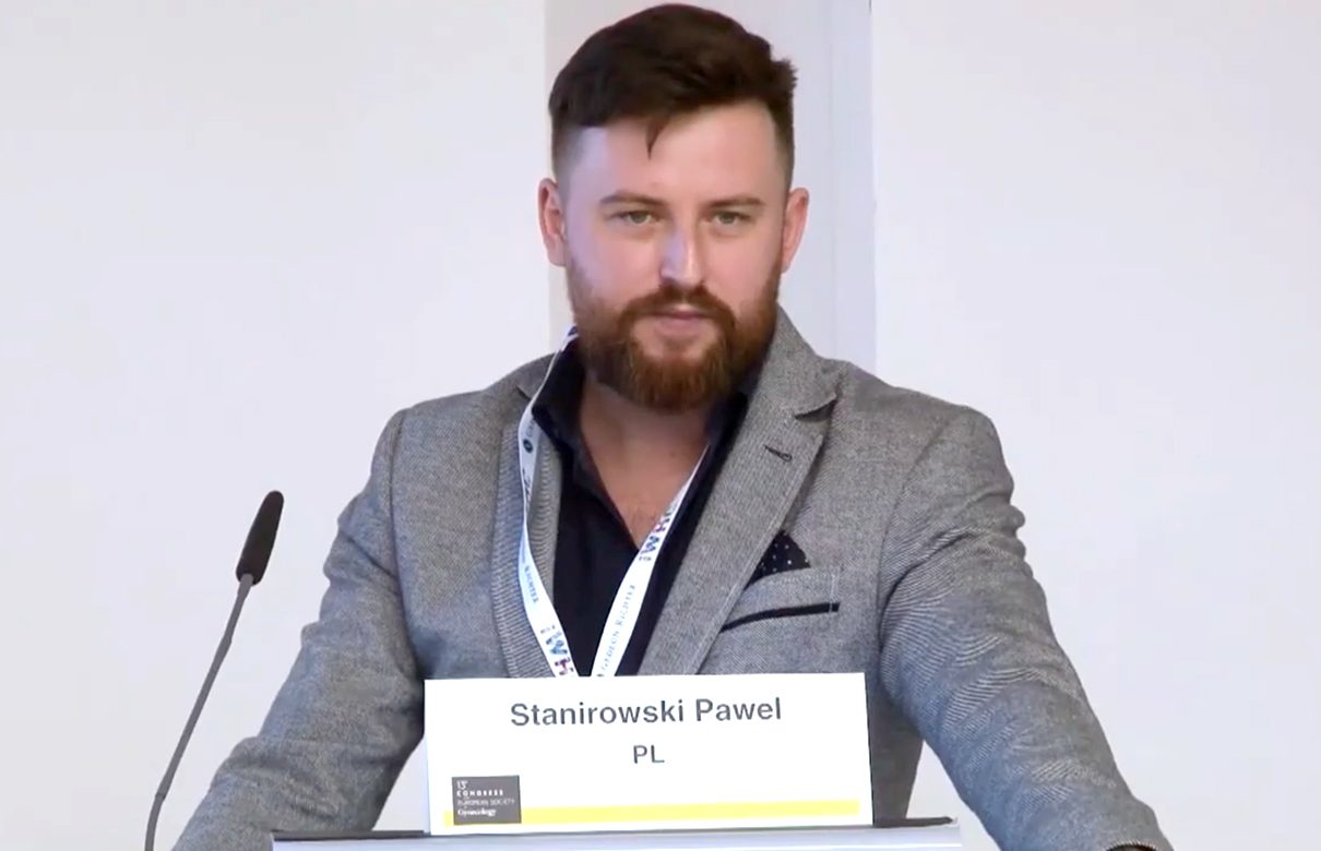 Pawel Stanirowski pitää esitystä puhujakorokkeella.