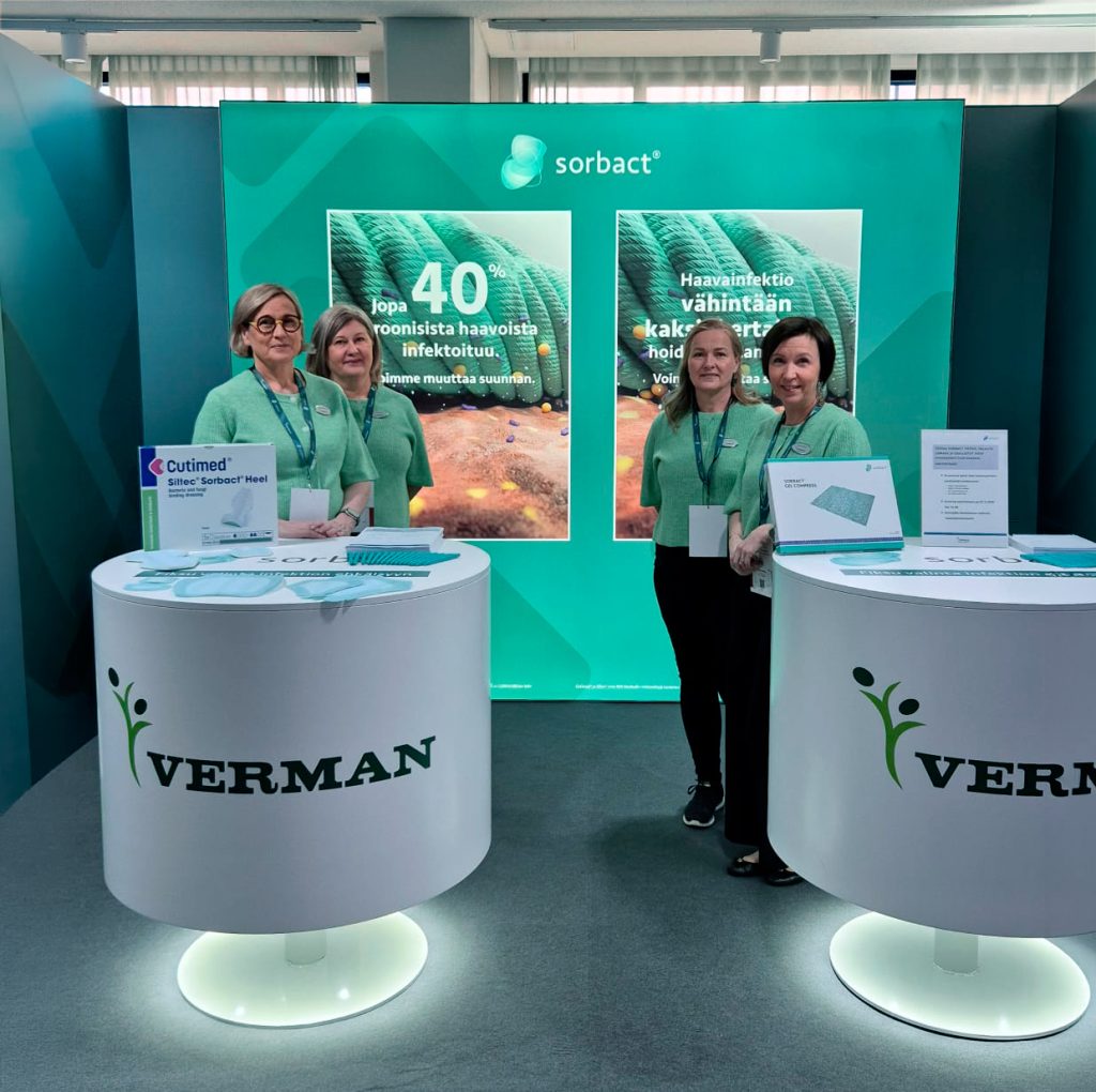 Näyttelyedustajat Sorbact-ständillä Haavapäivillä 2026